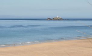 godrevy-lighthouse-hayle-beach-from-beachside-holiday-park